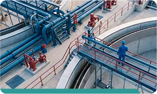 Técnico caminhando em passarela de estação industrial